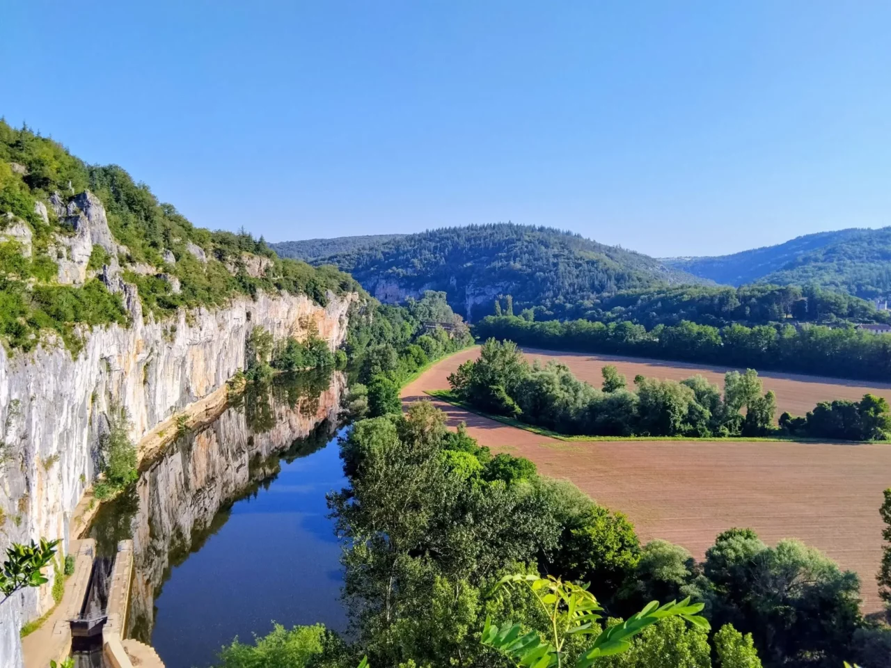 Le chemin de halage à Bouzièes